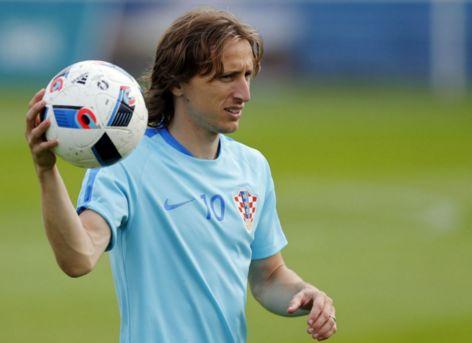 每体列足坛十大奇葩条款：博格坎普拒坐飞机；内马尔微笑条款